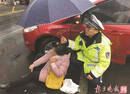 南京交警做“人肉椅子”给伤者依靠(图)