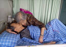 相伴终老：宁波84岁老太执意留院 陪护患癌老伴