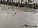 湖北老人被河水冲走500余米 警察飞速脱衣下水救人