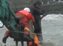 女子上班途中被洪水困住 消防员化身“人桥”营救