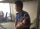 男童走失被警察带回 男警察抱着他直到睡着