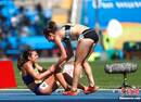 奥运女子5000米长跑 一选手停止比赛帮助抽筋对手(图)