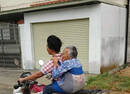 86岁老人生病 孙媳妇骑摩托“背”她去看病(图)