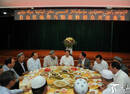 新疆党政官员与穆斯林共进开斋饭释放什么信号