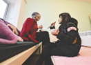 成都女大学生带奶奶上学 外国网友：西方很少见