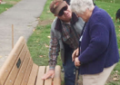 92岁的老奶奶收到了一份礼物 是纪念她爱情的长椅