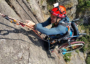 因车祸截掉双腿 他坐着轮椅徒手攀上了495米高山
