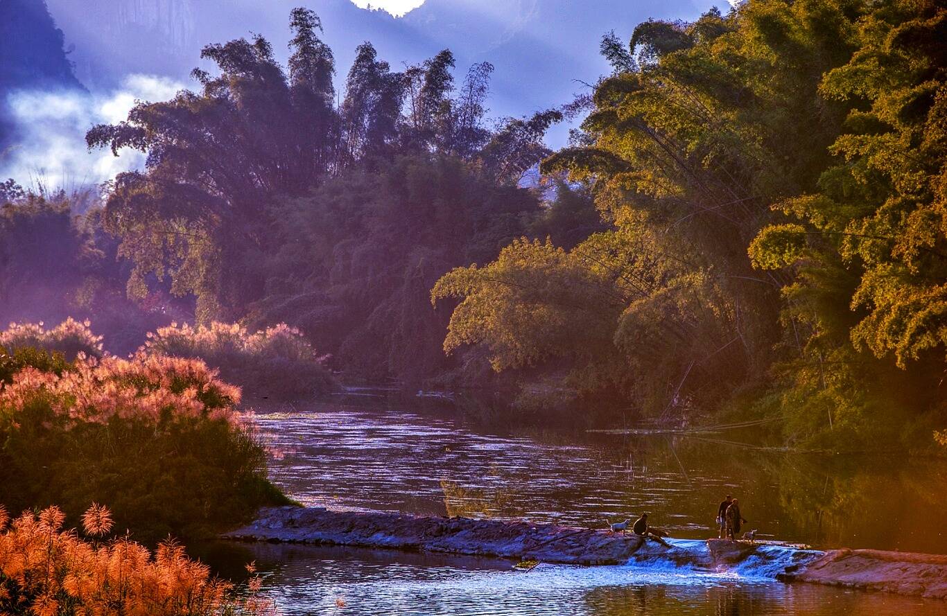 闲游在暮色下的河坝上,欣赏这如诗如画的美景,愉悦的心情可想而知!