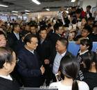 李克强合肥考察 坐进新能源车握住方向盘体验(图)