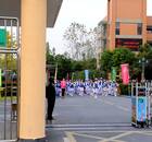 默克尔访合肥农村小学 赠小女孩签名足球(图)