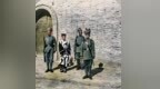 这是1902年，英军中的三名锡克兵押着一名义和团的首领