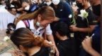 泰国幼儿园枪击案亲属悼念遇难者 痛哭流涕