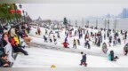 汉口江滩变身“滑雪乐园” 市民争相打卡“雪坡滑梯”