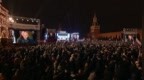 普京出席庆祝克里米亚“入俄”十周年音乐会，与现场民众齐唱国歌