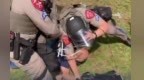 “我正在拍摄” “不行 趴到地上!” 美记者拍摄大学抗议活动被逮捕