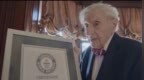 98岁还在当医生，打破世界纪录，同行却都在劝他退休