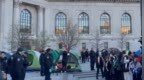 美国警察身着防暴装备冲进耶鲁大学，47名抗议者被戴上手铐拉走