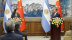 王毅会见蒙迪诺外长：中国尊重阿根廷人民选择，祝愿改革成功