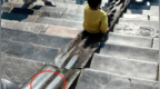 南京一国保门口石梯坡道现两道沟痕凹槽，景区：孩子们用屁股磨了100多年
