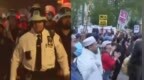 警方进入哥大清场引发不满，上千民众在纽约警察大楼外抗议