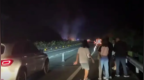 梅大高速塌陷事故途经车主：车辆掉落起火，有人拦住后车
