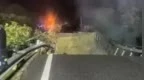 梅大高速路面塌陷致18辆车被困，途径车主：掉落车辆起火，有人拦住后车