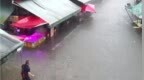 暴雨侵袭，广东一乡镇医院积水，深达腰部