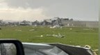 机场建筑被撕成碎片，飞机被埋！龙卷风侵袭美国多地