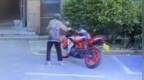 “老人故意推倒摩托车案”车主被网暴，法院判了