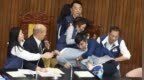 民进党“立委”冲到台上“抱摔”国民党女“立委”，韩国瑜被吓坏