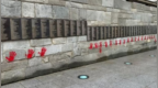 法国纪念二战期间营救犹太人人士纪念墙被“血手印”破坏，巴黎市长谴责