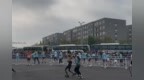 全球首个人形机器人半程马拉松开跑 首个机器人穿鞋跑过九公里点位