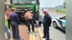 兩少女后八輪下逃生！永修民警催戴頭盔成救命符