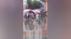 贛州章貢區厚德路小學門口積水嚴重 學生趟水上下學