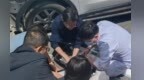 山区车祸两人被困有人双腿骨折　多亏路过的他们