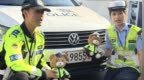 長沙家長捧向日葵送考,，985數(shù)字警車停在考場外祝考生金榜題名
