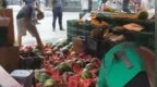 街道辦回應“百果園和鮮豐水果上演砸西瓜大戰”：事發后已到場協調，警方也已介入