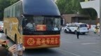 66輛送考大巴開赴河北衡水中學(xué)考點(diǎn)，車上有學(xué)生仍抓緊復(fù)習(xí)