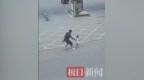 2岁萌娃独闯车流 危急时刻卖菜大叔出手了