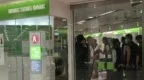 香港恒生銀行一分行遭劫匪持刀搶走30余萬港幣，有女職員頸部受傷