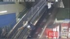 少年飞身护老 和母亲不约而同接力救助