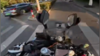 男子騎摩托車(chē)在非機(jī)動(dòng)車(chē)道超速行駛,，警方通報(bào)
