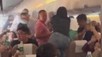 上海航空一航班機艙內(nèi)冒濃煙,！旅客用礦泉水接力撲救