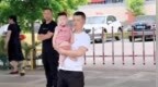 1歲男童穿旗袍送考，家長：希望參考的侄女旗開得勝
