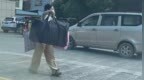 女生高考后獨(dú)自挑著行李回家,，班主任：她學(xué)習(xí)很刻苦