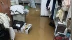 長沙一所大學宿舍因暴雨被淹,，學生：當時積水已到腳踝,，因為害怕去了酒店過夜