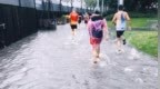 上海一長跑賽事雨中開賽,，選手吐槽趟水奔跑,，運營方：天氣未到熔斷比賽的標準
