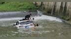 千鈞一發！車輛失控沖入河道 贛州一村民縱身跳水連救3人
