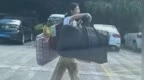 高考結(jié)束挑行李回家女生：暑期想找兼職或擺攤賣涼粉,，未來想當(dāng)老師