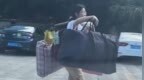 獨(dú)自挑行李回家女生婉拒網(wǎng)友資助